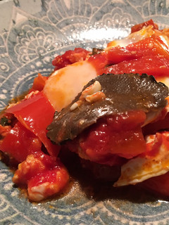 Foto di Uova pomodoro e peperoni con tartufo estivo