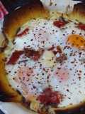 Huevos en cazuela con jamón ibérico y mozzarella