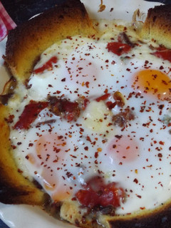 Una foto de Huevos en cazuela con jamón ibérico y mozzarella
