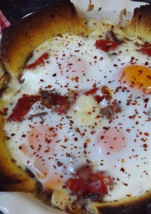 Una foto de Huevos en cazuela con jamón ibérico y mozzarella