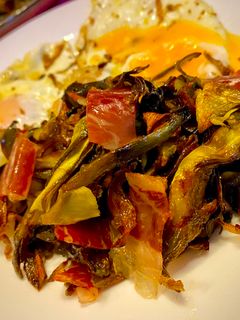 Una foto de Alcachofas fritas con ajos y jamón ibérico