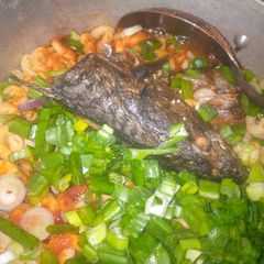 A picture of Spring onions macaroni jolop😋.