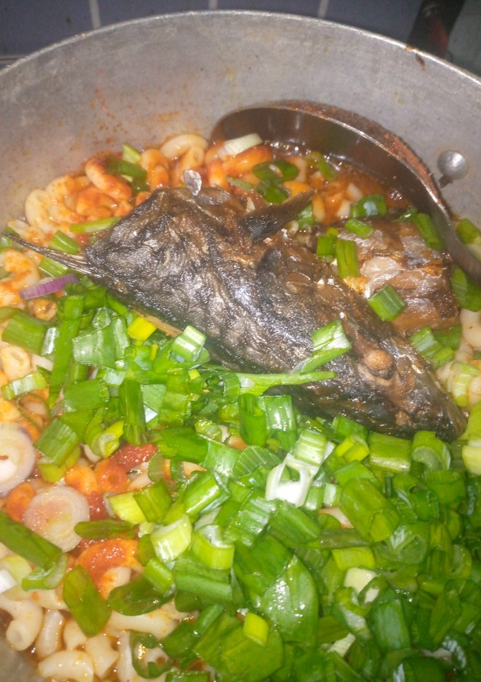 A picture of Spring onions macaroni jolop😋.