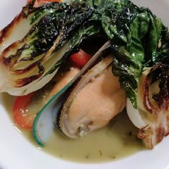 A picture of Green curry mussels.