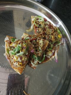વેજ ચીઝ પિઝા રેસીપી મુખ્ય ફોટો