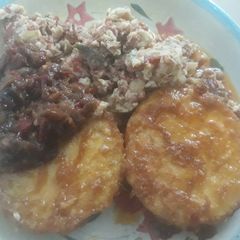 A picture of Fried yam with egg/pepper sauce.