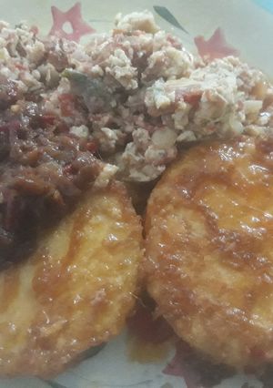 A picture of Fried yam with egg/pepper sauce.