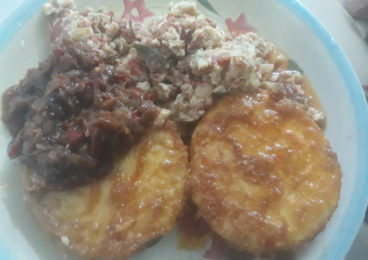 Fried yam with egg/pepper sauce