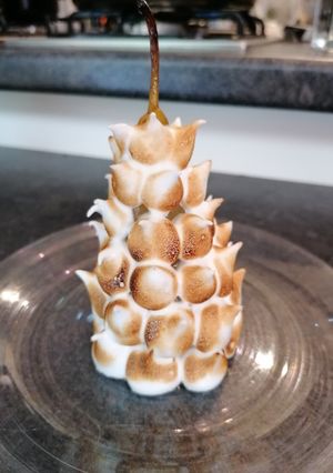 Une photo de Poires pochées meringuées