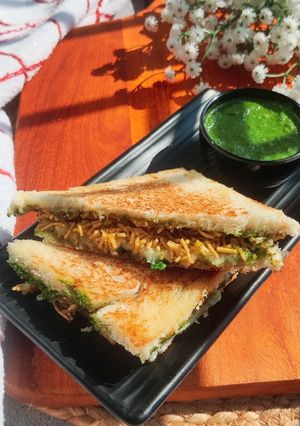 A picture of Bhujiya Sandwich.
