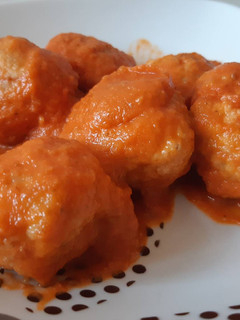 Una foto de Albóndigas de bacalao y caballa en salsa de tomate casera