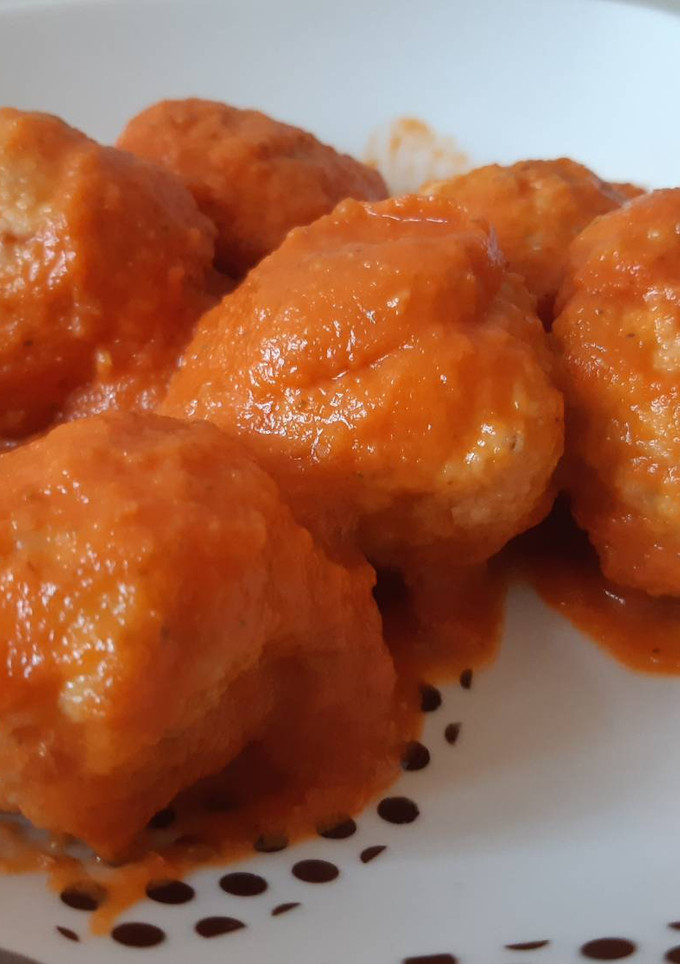 Una foto de Albóndigas de bacalao y caballa en salsa de tomate casera