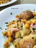 Salteado de garbanzos especiados con sofrito de setas, cebolla y bacon