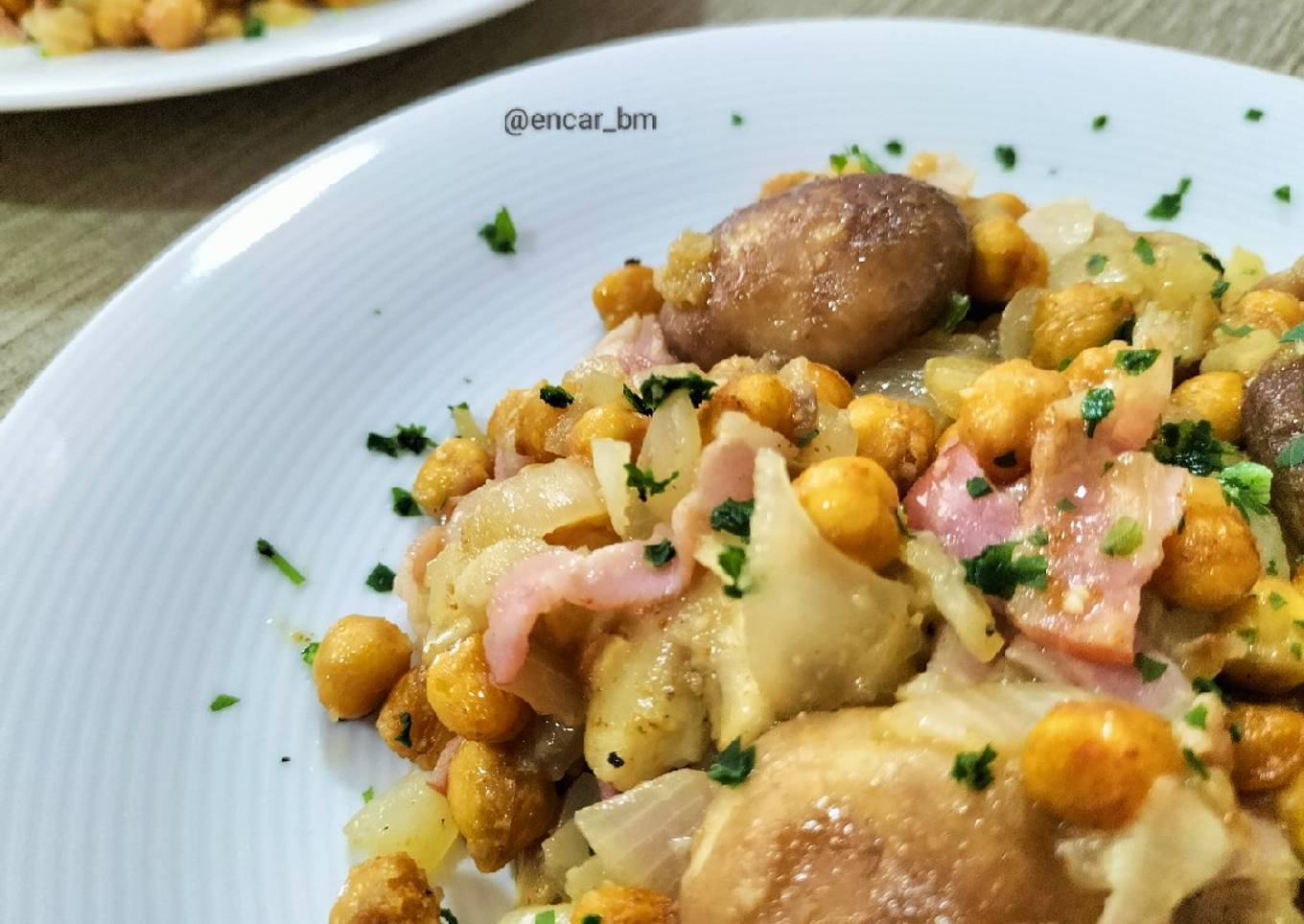 Salteado de garbanzos especiados con sofrito de setas, cebolla y bacon