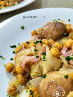Una foto de Salteado de garbanzos especiados con sofrito de setas, cebolla y bacon