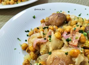 Foto principal de Salteado de garbanzos especiados con sofrito de setas, cebolla y bacon