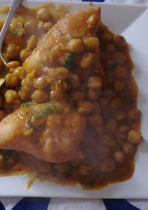 छोले समोसे (Chole samose recipe in Hindi) रेसिपी मुख्य फोटो