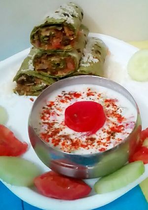 A picture of Spinach frankie with massla curd dip.