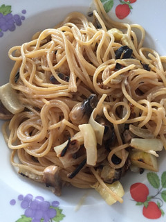 Una foto de Pasta integral con calabacín y champiñones 🍝 🍄 🥒