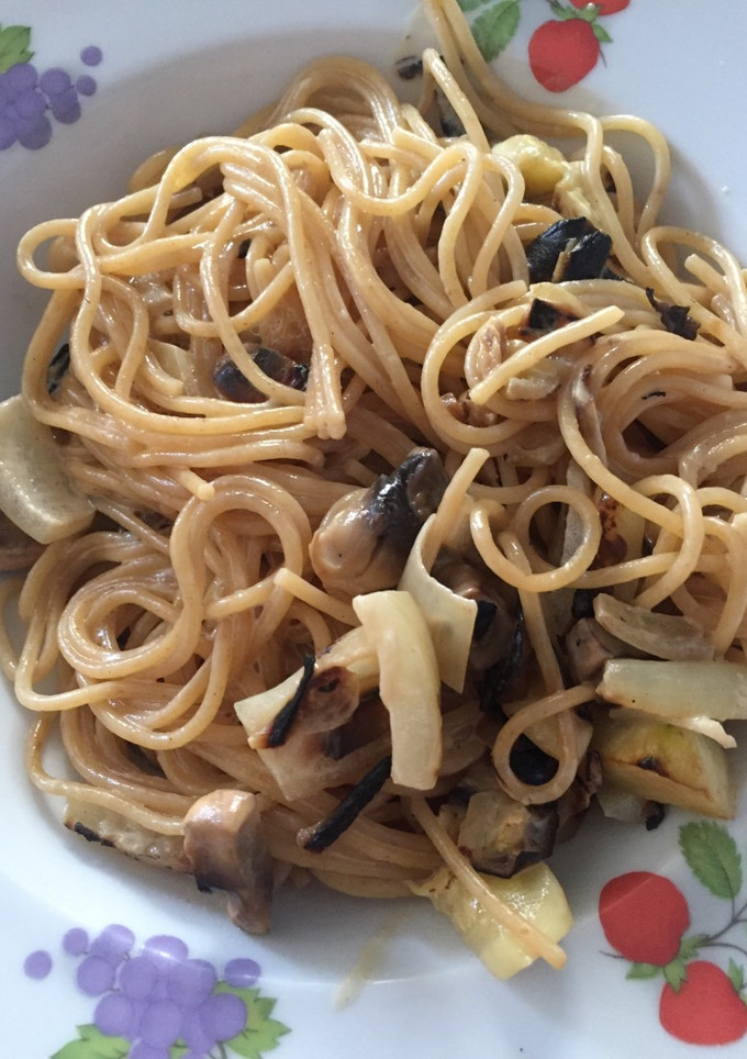 Una foto de Pasta integral con calabacín y champiñones 🍝 🍄 🥒