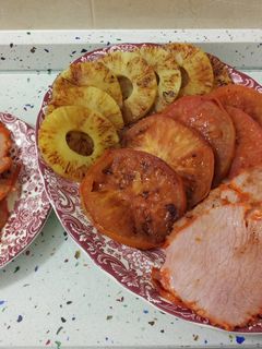 Una foto de Lomo adobado con piña y tomates asados