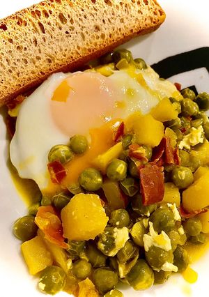 Una foto de 🌱 Guisantes con jamón y patatas con huevos escalfados 🍳 Estilo “la Finita” 🧑🏽🍳