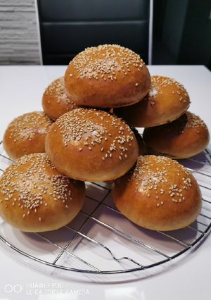 Komló kovászos házi hamburger zsemle recept fotója