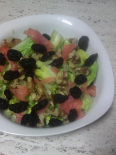 Una foto de Ensalada de salmón ahumado nueces y pasas