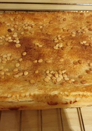 Una foto de Coca de pinyonets (coca de piñones)