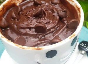 Una foto de Mug Cake De chocolate, normal y Keto! En MICROONDAS