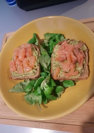 Une photo de Tartine saumon-avocat rapide