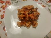 Una foto di pasta acciughe e olive
