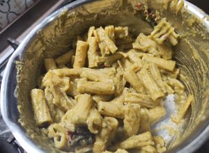 Foto di Pasta con crema di zucchine, asiago e pomodori secchi