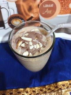 ચીકુ શેક વિથ ચોકલેટ આઈસ્ક્રીમ (Chickoo Shake With Chocolate Ice Cream Recipe In Gujarati) રેસીપી મુખ્ય ફોટો