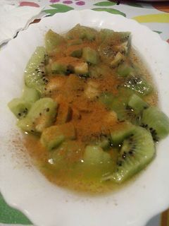 Una foto de Kiwis con canela y vino de dátiles y frutos rojos