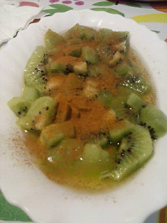 Una foto de Kiwis con canela y vino de dátiles y frutos rojos