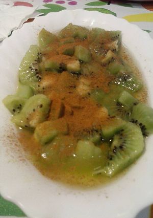 Foto principal de Kiwis con canela y vino de dátiles y frutos rojos