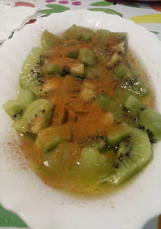Una foto de Kiwis con canela y vino de dátiles y frutos rojos
