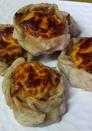 Una foto de Canastitas de atún y cebolla con masa de harina integral