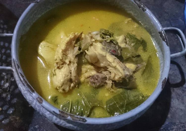 Gulai daun singkong