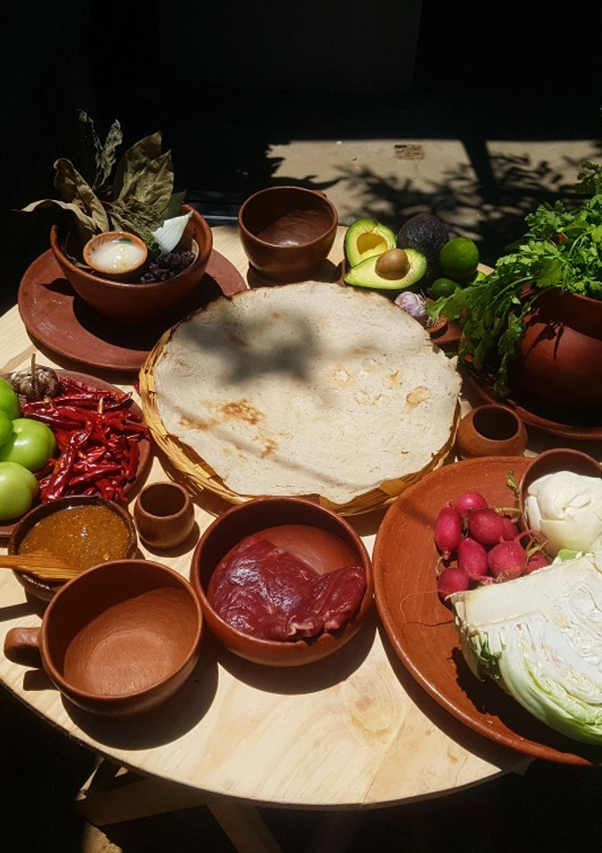 Una foto de Tlayudas oaxaqueñas