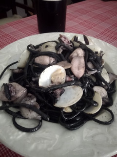 Una foto de Spaghetti negro picante con chipirones y almejas