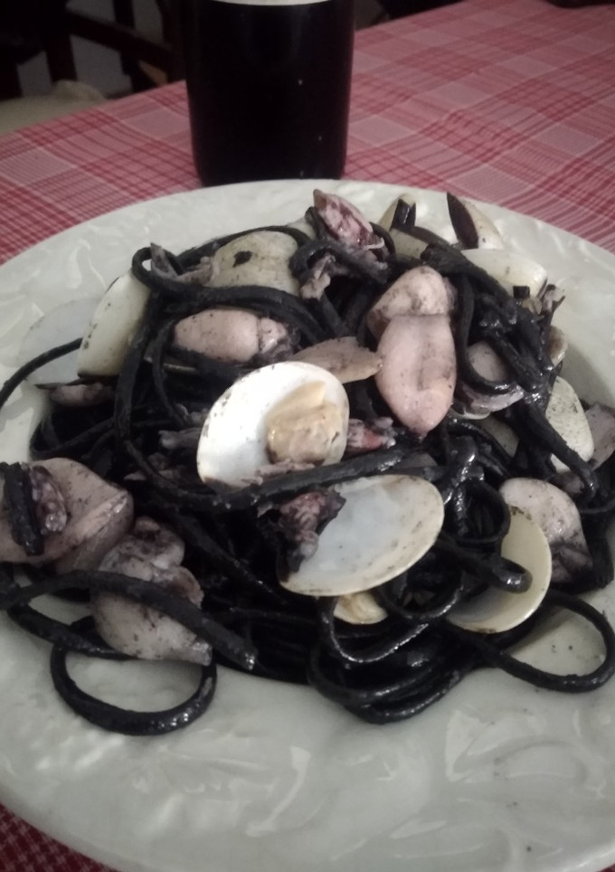 Una foto de Spaghetti negro picante con chipirones y almejas