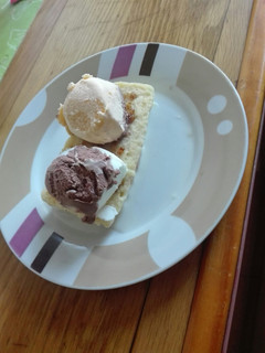 Una foto de Torrijas de pan brioche con helado