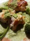 Involtini di petto di pollo con scamorza, e prosciutto crudo, su crema di broccoli, e broccoli al dente