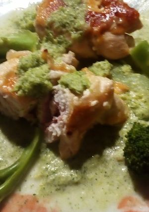 Foto di Involtini di petto di pollo con scamorza, e prosciutto crudo, su crema di broccoli, e broccoli al dente