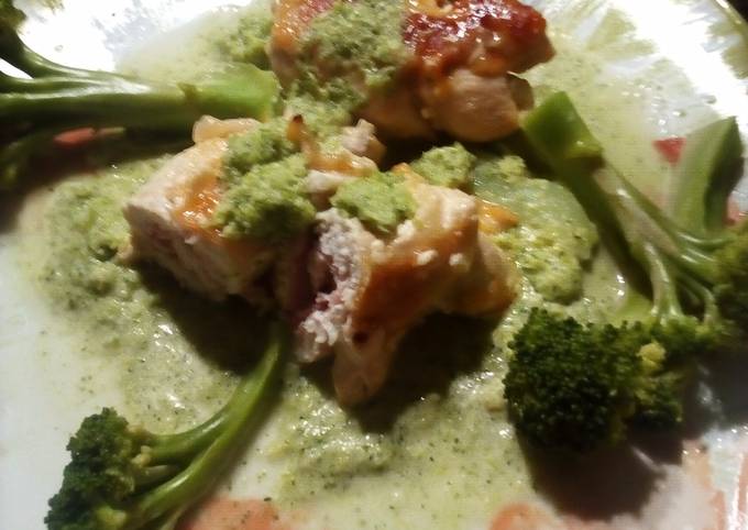 Involtini di petto di pollo con scamorza, e prosciutto crudo, su crema di broccoli, e broccoli al dente