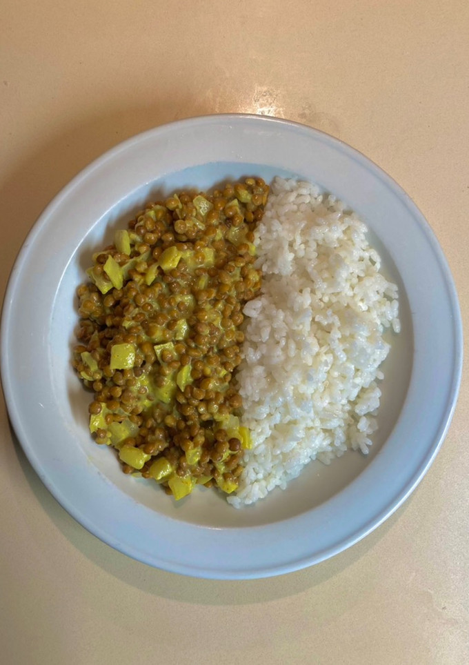 Una foto de Lentejas al curry con arroz