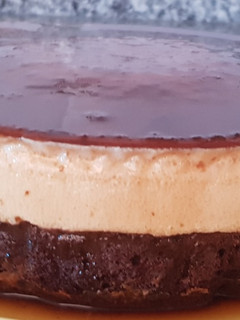 Una foto de Chocoflan con leche condensada y Brownie
