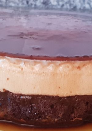 Una foto de Chocoflan con leche condensada y Brownie